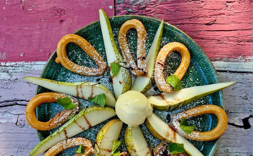 Churros Wreath With Pear, Ice cream and chocolate sauce